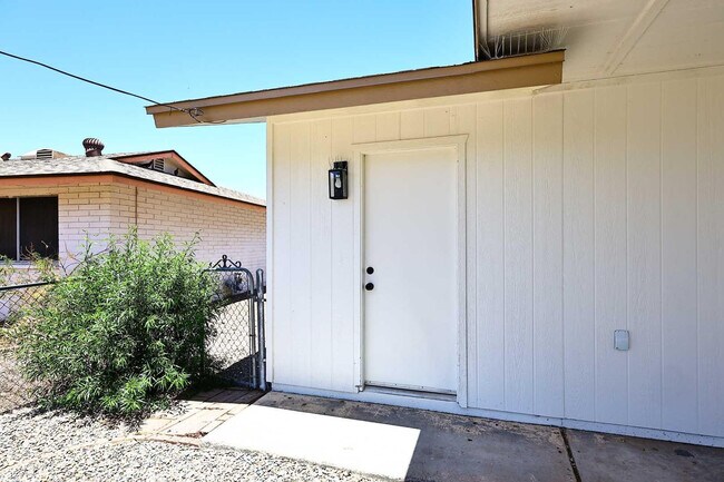 Building Photo - 10537 W La Jolla Dr