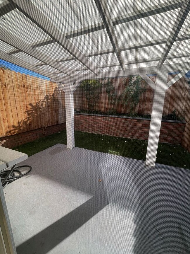 Building Photo - Cozy 2b/1.5ba Townhome in Anaheim