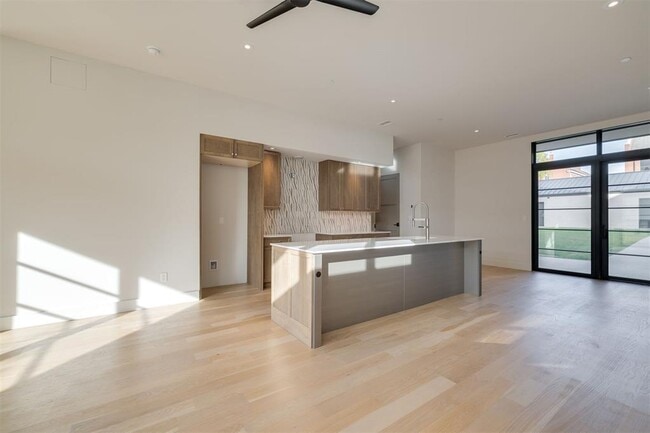 Building Photo - 1303 N Dewey Ave