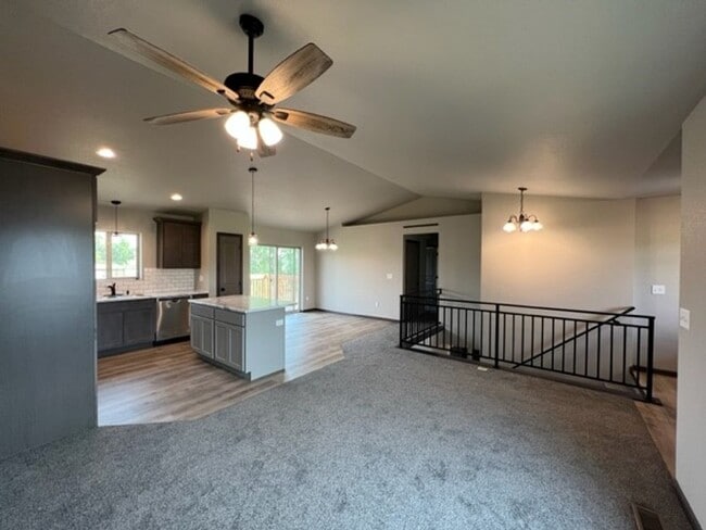 Building Photo - ~ APPLICATIONS PENDING ~ NEWER 4 Bedroom, ...