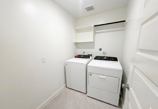 Building Photo - 5549 Madden Ln