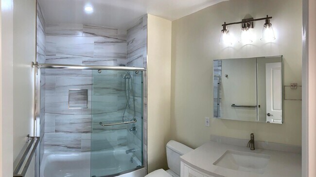 Building Photo - 423-425-425 11th Ave