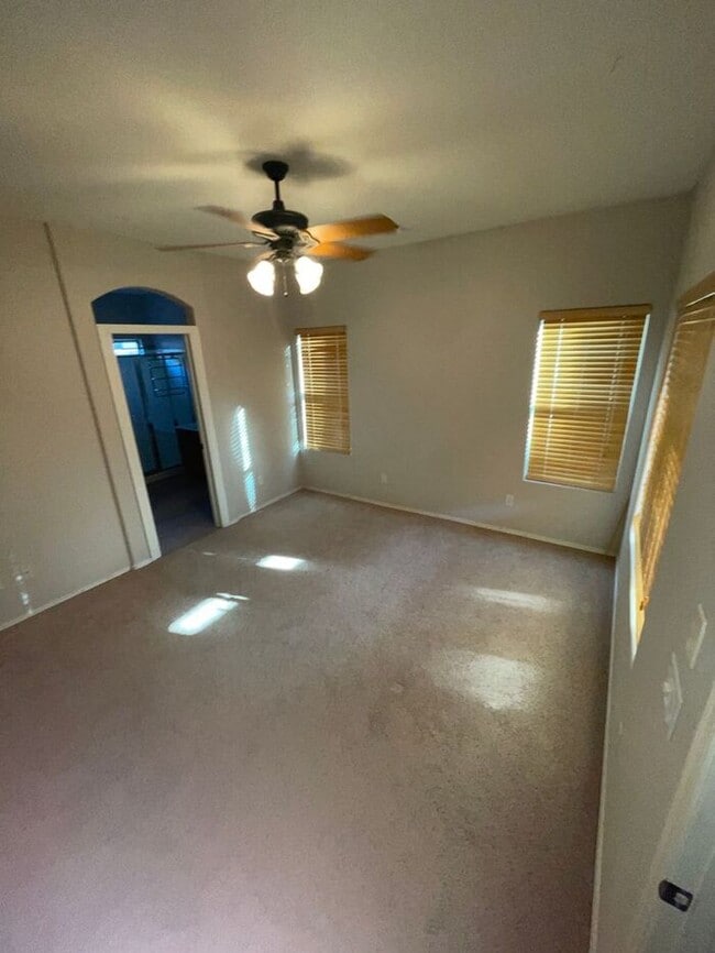 Building Photo - READY TO VIEW NOW! Spacious 3 Bed 2 Bath Home in Surprise Farms!