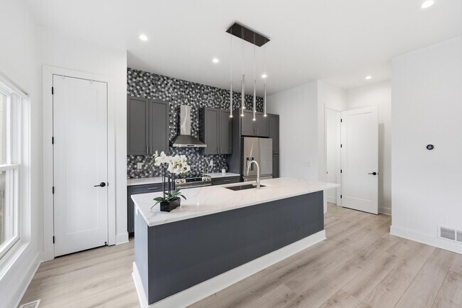 Building Photo - 1102 Summit St