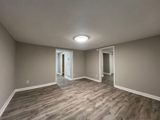 Building Photo - Move-in Ready!