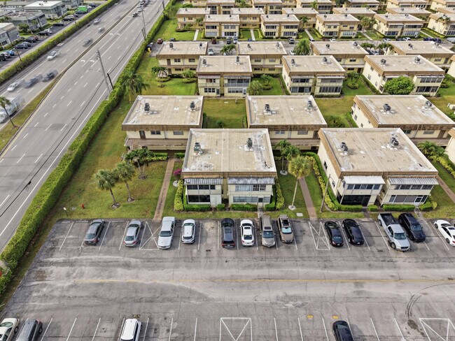 Building Photo - 52 Saxony B
