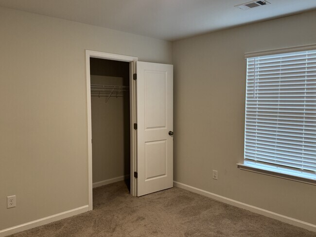 Building Photo - 424 Kohn Dr