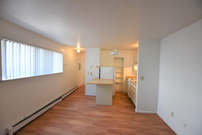 Building Photo - 1 Bedroom Apartment Close to CU!