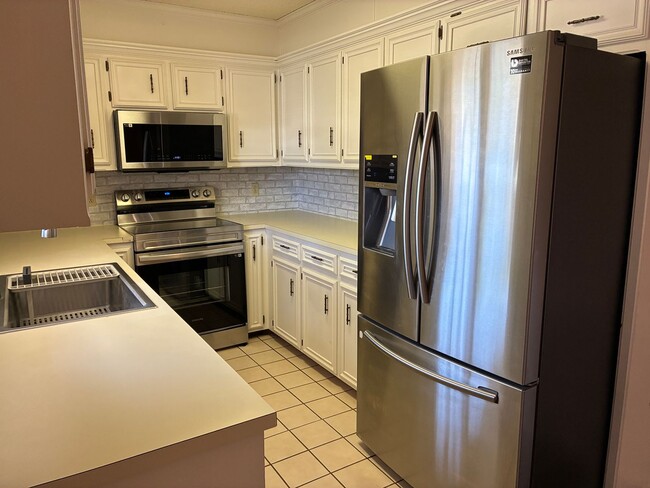 Building Photo - Three bedroom, two bath home available for lease!