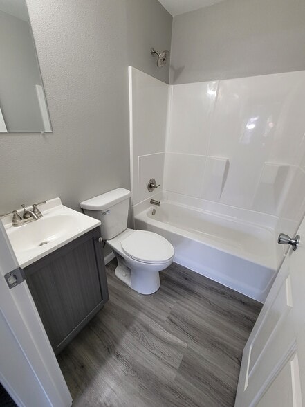 Building Photo - 1301 Iowa Ave SE