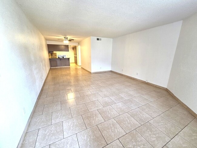 Building Photo - 1917-1919 W Whitendale Ave