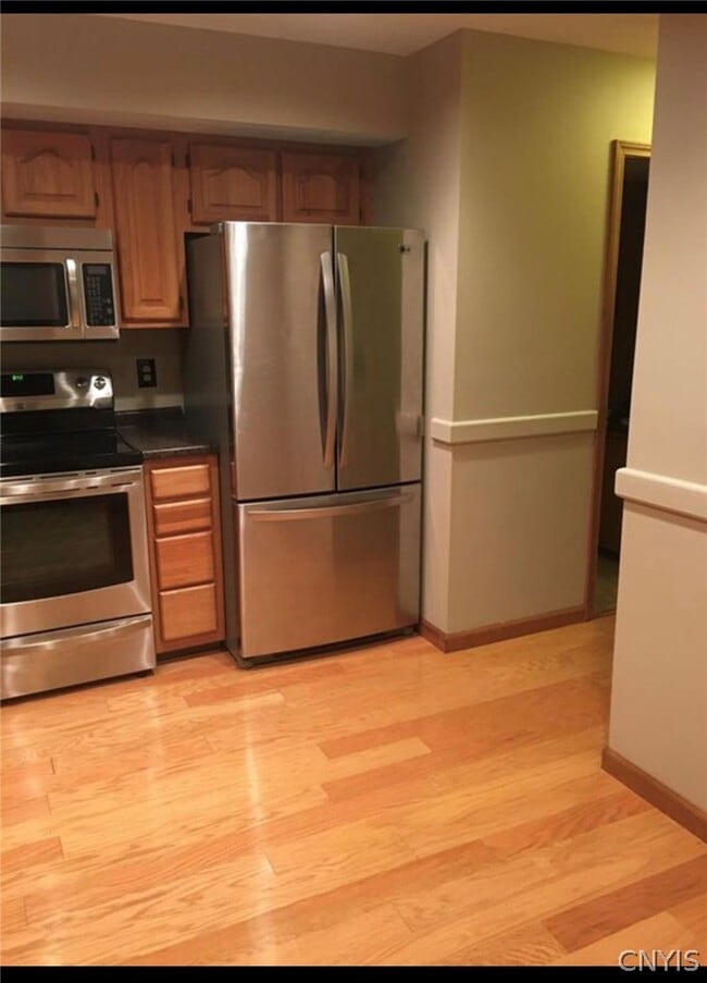 Building Photo - 372 Summerhaven Dr N