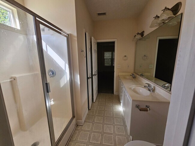Building Photo - 413 Cypress Dr