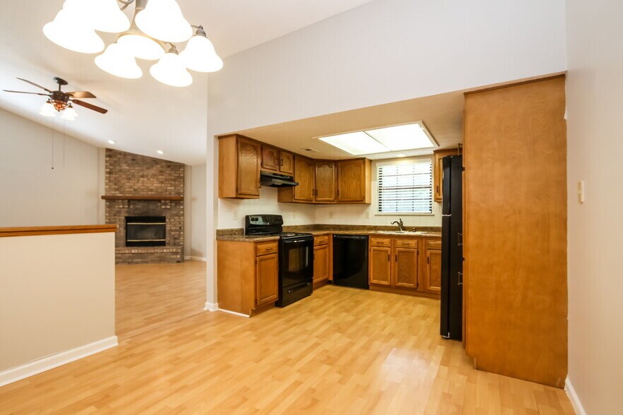 Building Photo - 5766 Pine Knoll Blvd