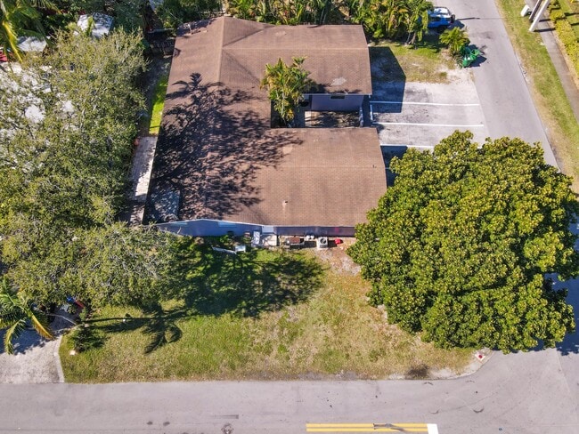 Building Photo - 1210 SW 26th St