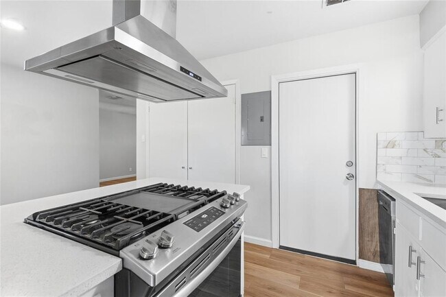 Building Photo - 404 Seminole Dr