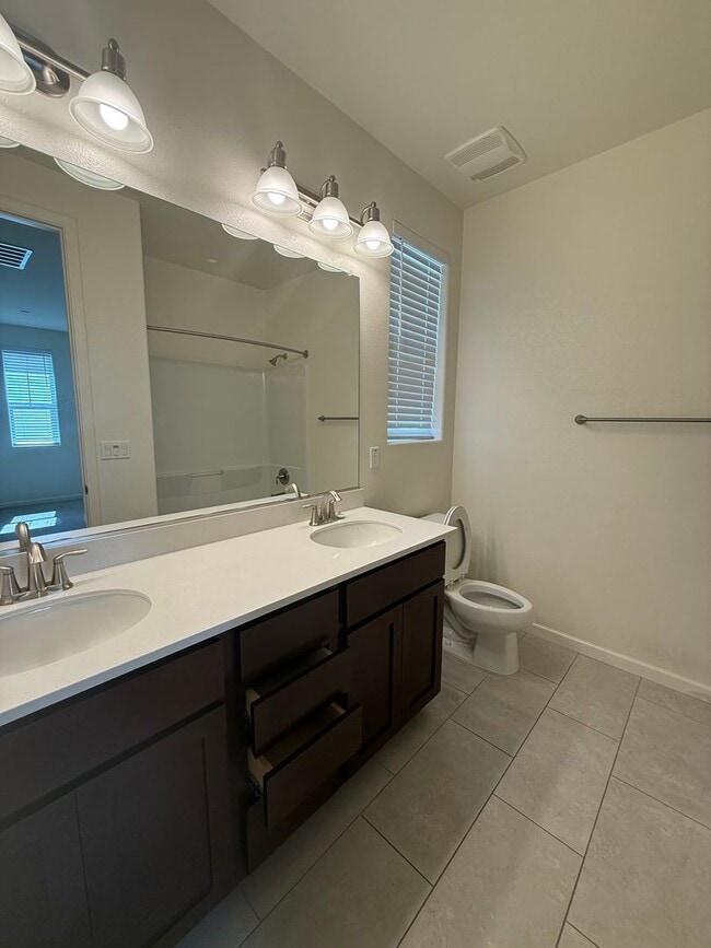 Building Photo - Spacious 3 bed 2.5 bath available in North...