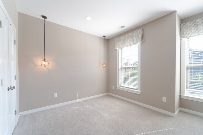 Building Photo - 10225 Hilltop Ascent Dr