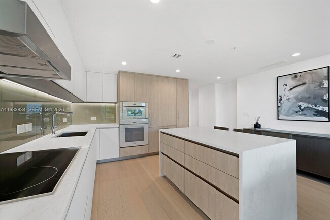 Building Photo - 9221 E Bay Harbor Dr