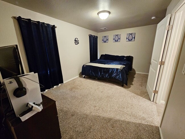 Building Photo - Open & Airy 3 Bedroom/2 Bath Home with Refrigerated Air