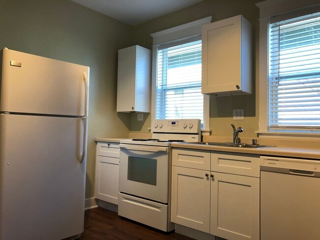 Building Photo - Amazing Vintage Townhouse. Uber Convenient...