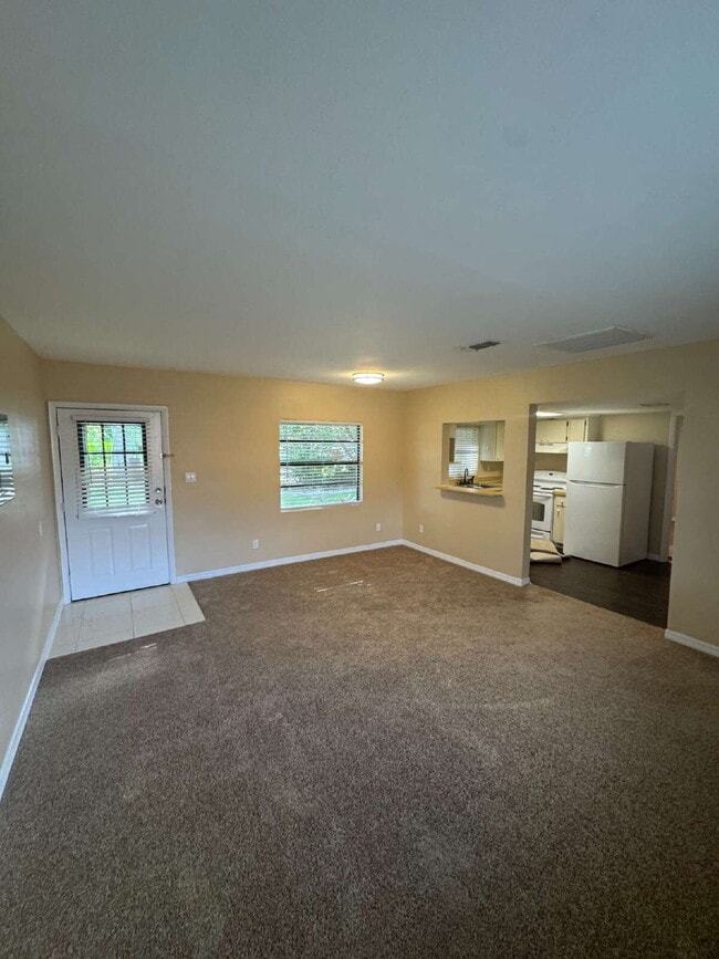 Building Photo - "Charming 1-Bedroom Retreat with Full Bath...
