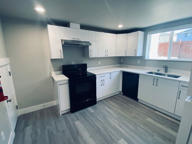 Building Photo - Large Corner Studio | Full Kitchen | In-Unit W/D | Pet Friendly