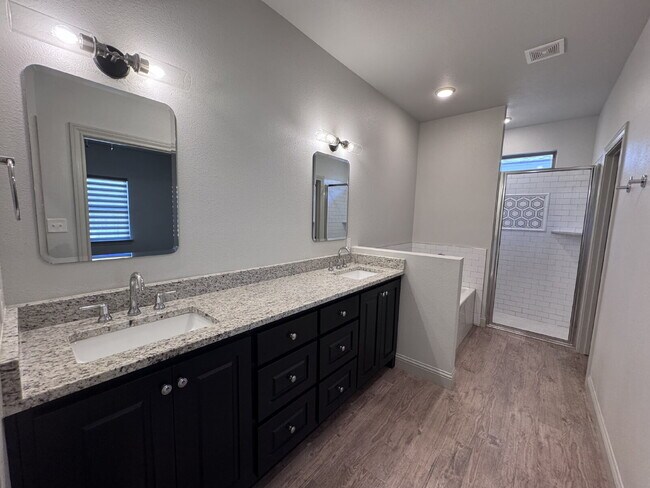 Building Photo - Stunning 4-Bed Home with Cozy Fireplace!