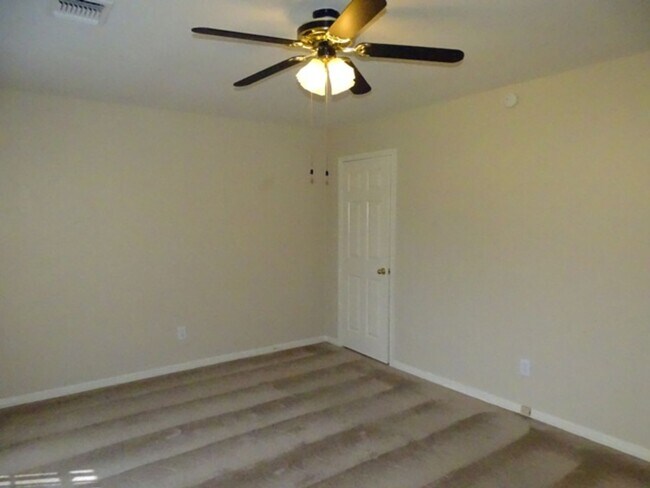 Building Photo - 5907 Deer Lake Dr