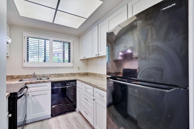 Building Photo - 1st floor corner unit - In Door Laundry- Easy Access to 880 and 237