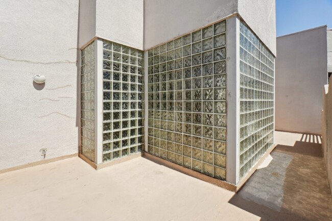 Building Photo - 4040 Avondale Ave