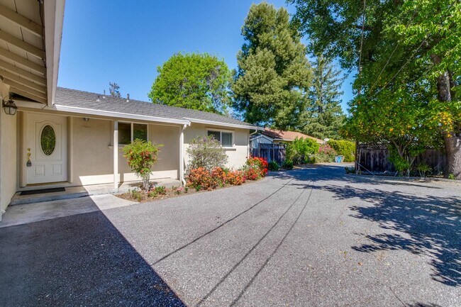 Building Photo - Spacious Home l Massive 12,525 Sq Ft Lot l...