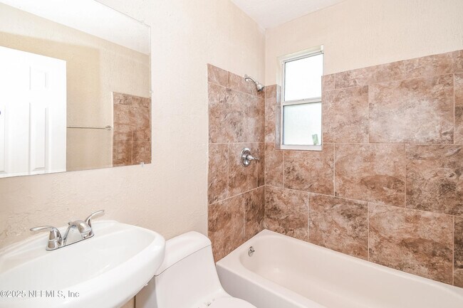 Building Photo - 6430 Lucente Dr