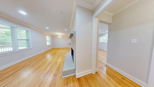Building Photo - Totally Updated Home on Oak Bowery