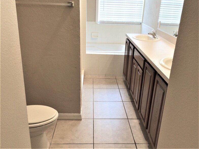 Building Photo - 245 Oak Run Ct