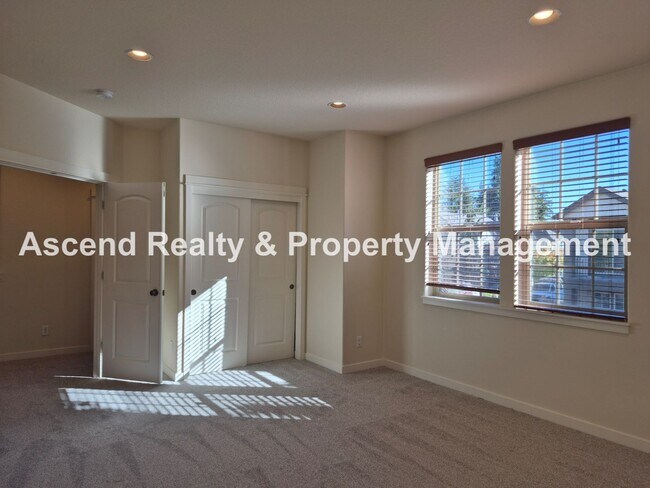 Building Photo - Available Immediately Minutes to Orenco Sh...