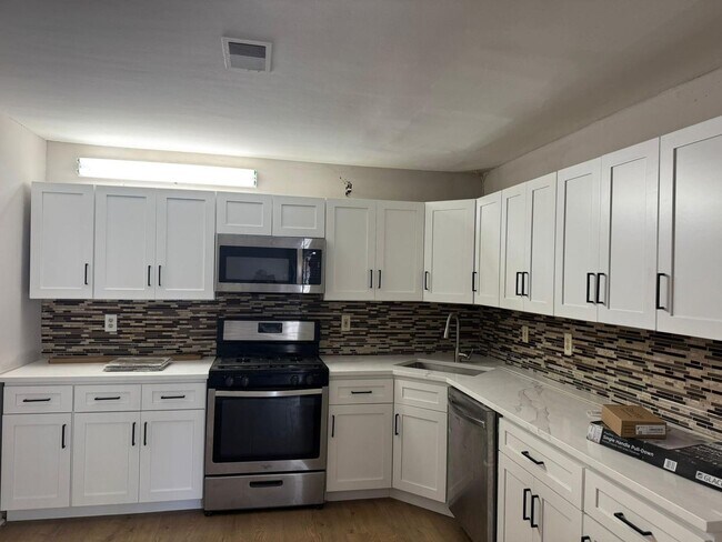 Building Photo - Spacious Newly Rennovated 2 Bedroom House with 2.5 Bath