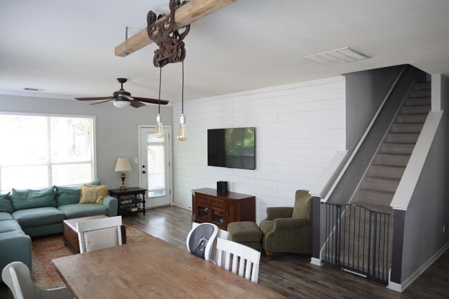 Building Photo - 4 Bed 2.5 Home in San Marcos, TX