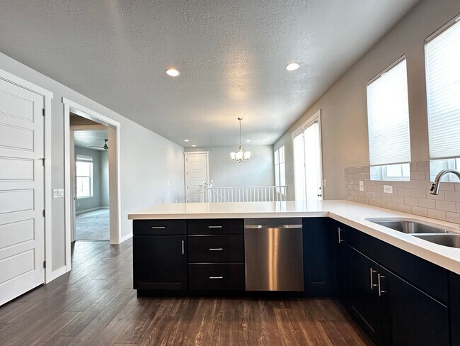 Building Photo - Amazing Home Available in the Heart of Highland UT!