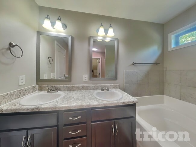 Building Photo - 542 Magnolia Dr