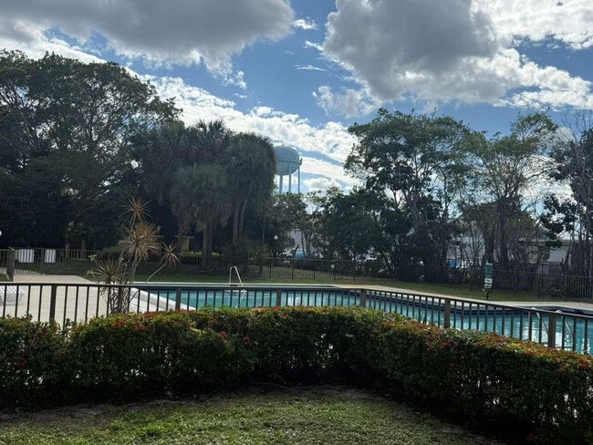 Building Photo - 733 SE 1st Way