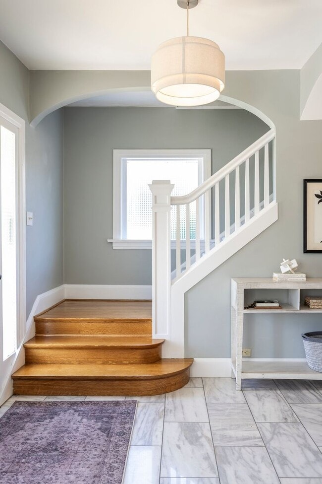 Building Photo - Elegant Sugar House Living: Finished Basement and Prime Location