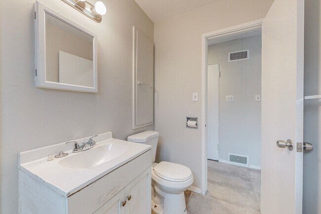 Building Photo - NE 2/BD 1/BA 1/CG HOME