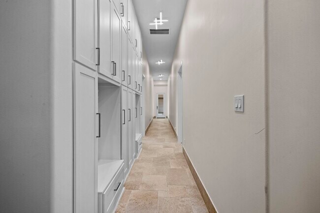 Building Photo - 2102 Countryshire Ln