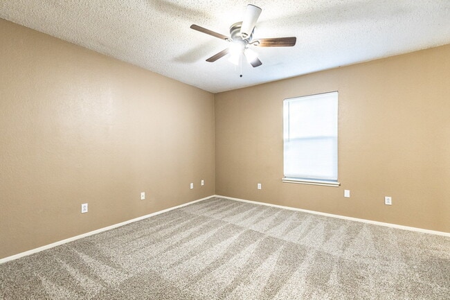 Building Photo - Spacious 2 Bedroom Townhome with Carport!