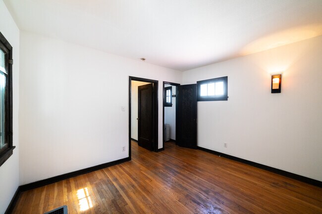 Building Photo - 836 Silverlake Blvd-
