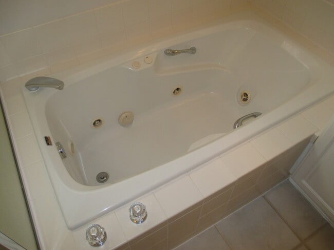 Building Photo - South Salem Home on Creekside Golf Course