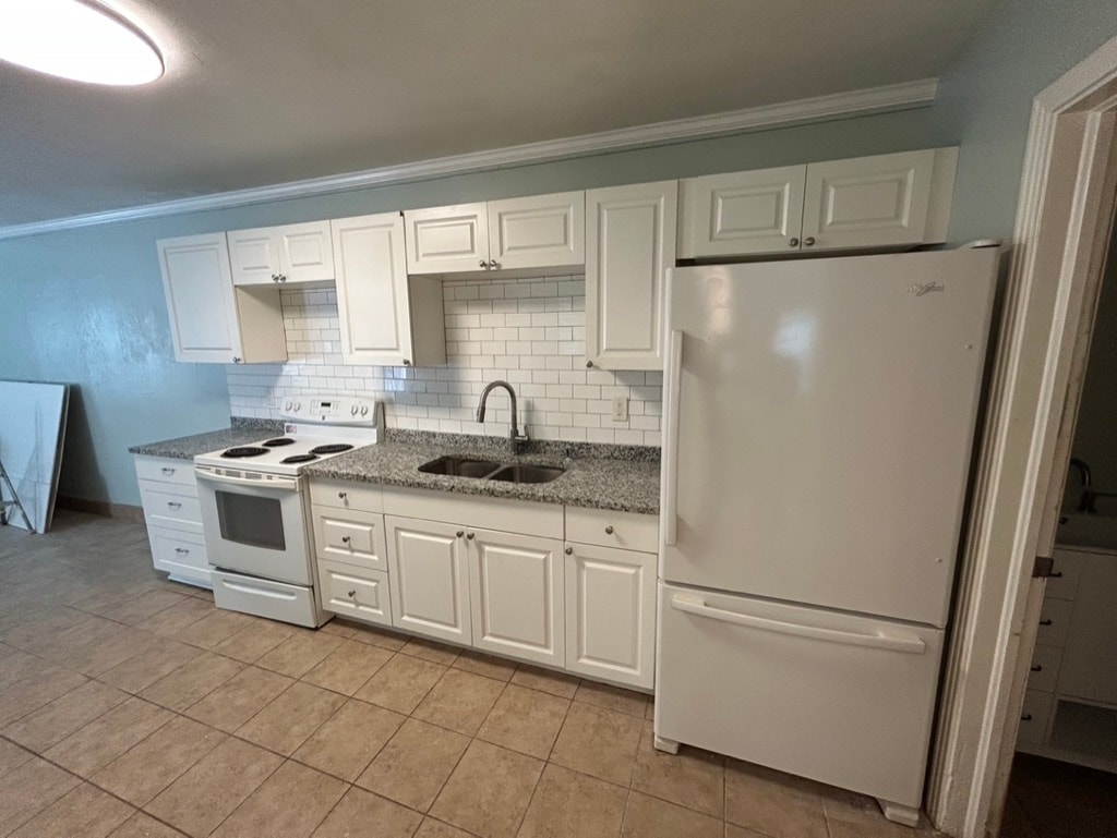 Kitchen - 5009 TANGERINE AVE S