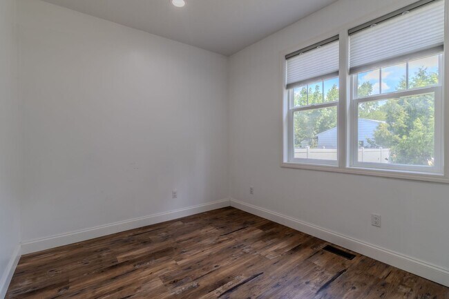 Building Photo - Contemporary Comfort and Versatility in a ...