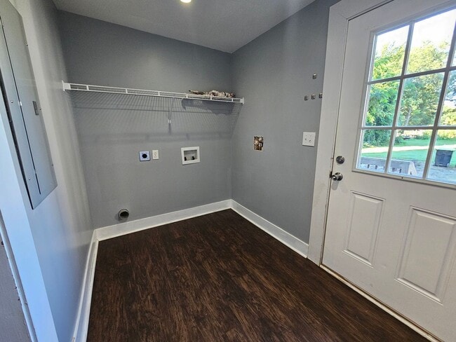 Building Photo - NEW LISTING!!!!!